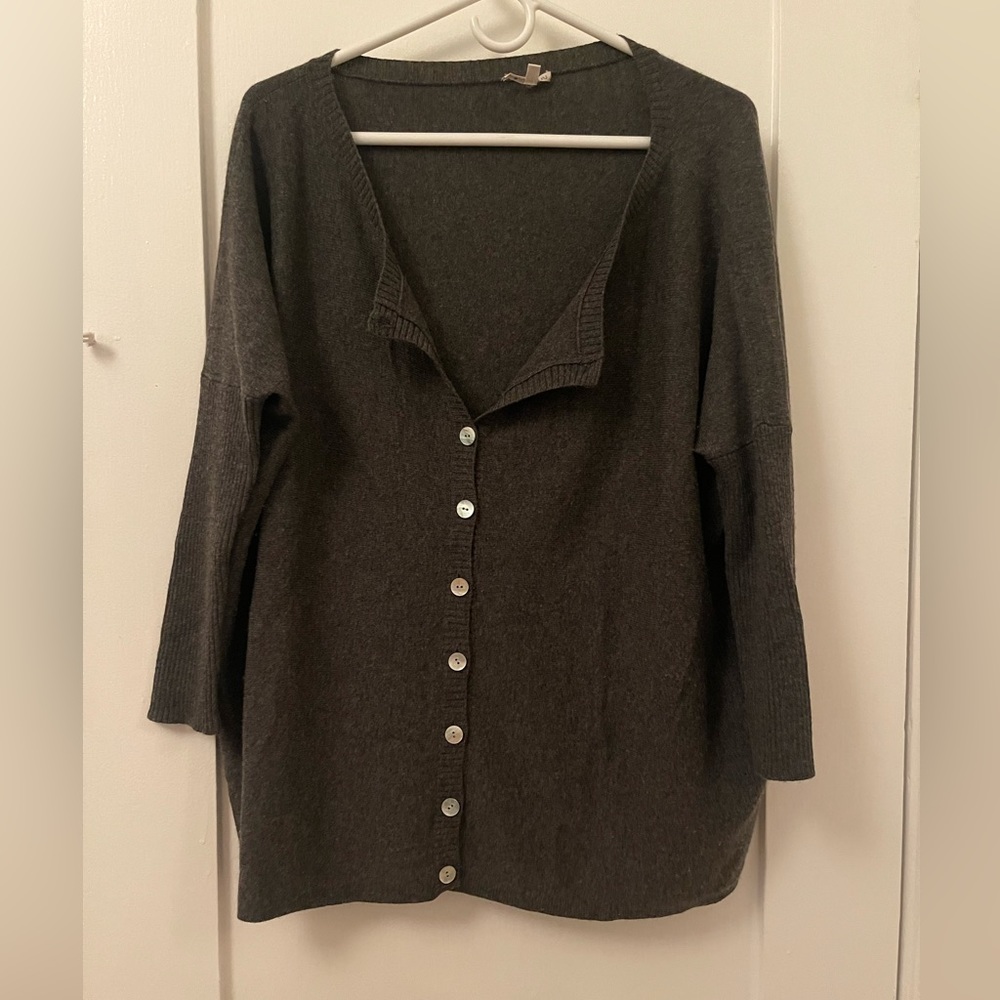 Chan Luu 100% Cashmere sweater M/L Mother of Pearl buttons